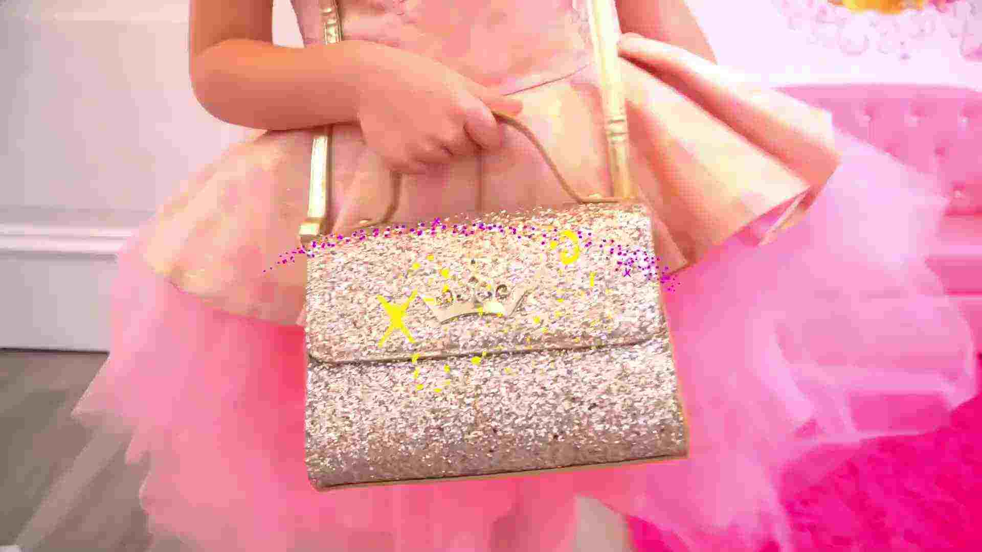 Making Your Own Play-Doh Lipstick img